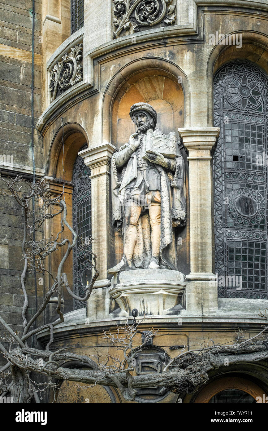 Statue von Stephen Perse am College Gonville und Caius, Gründer der Schule in Cambridge, England nach ihm benannt. Stockfoto