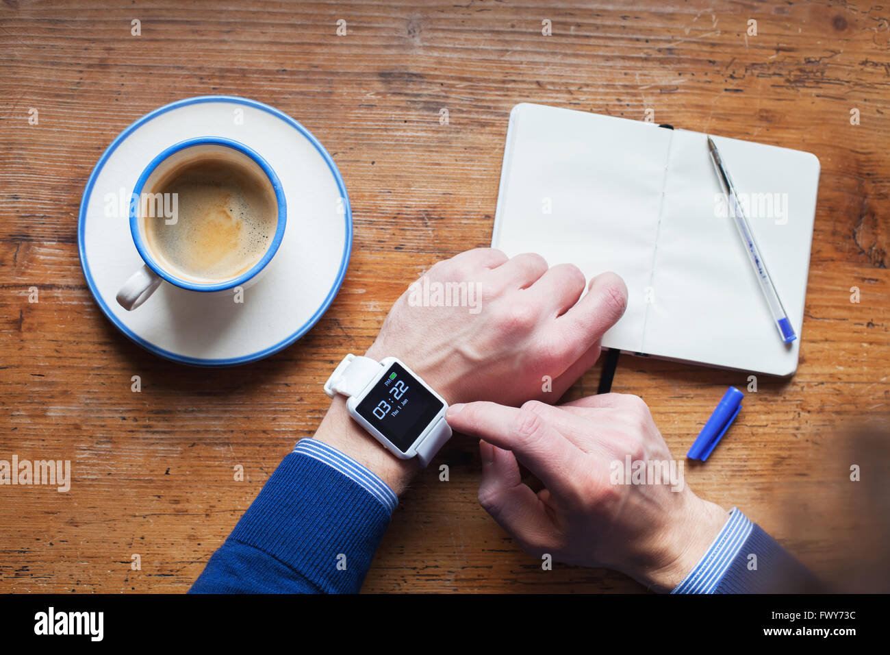 Mann mit smart Watch, Zeitmanagement und Erinnerung Stockfoto