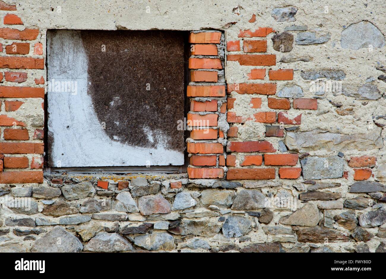 Leeres Fenster mit hölzernen Schreibtisch in altes verlassenes Haus. Stockfoto