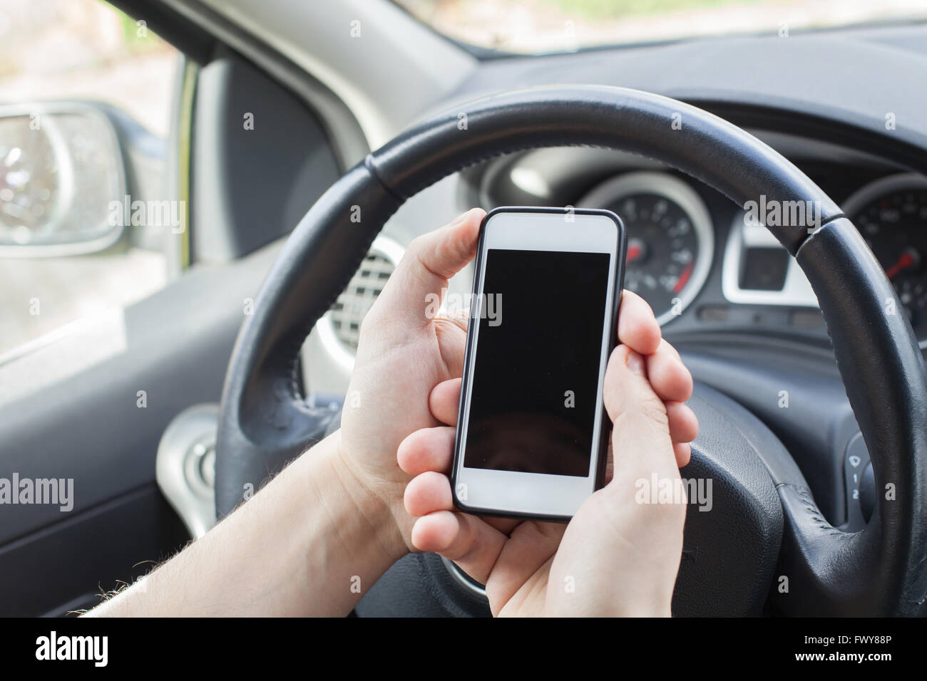 Smartphone im Auto, männliche Hände halten mit leeren Bildschirm mobil Stockfoto