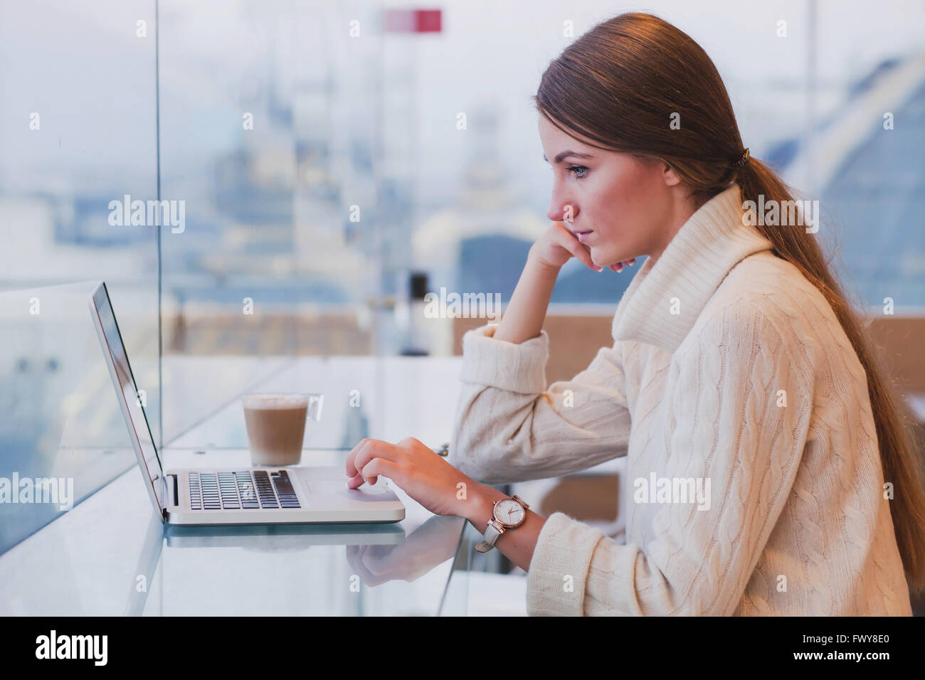 Frau mit Laptop im modernen Café innen, kostenloses Wifi, Abrufen von e-Mails Stockfoto