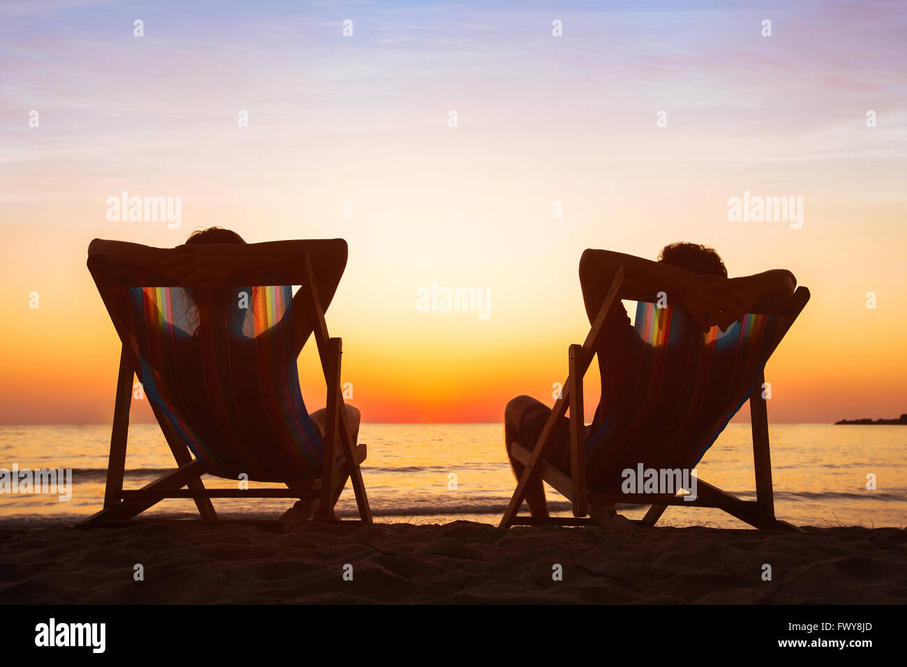 Genießen Sie Lebenskonzept, das paar entspannende im Strandhotel bei Sonnenuntergang, glückliche Menschen auf Hochzeitsreise, Paradies Reiseziel Stockfoto