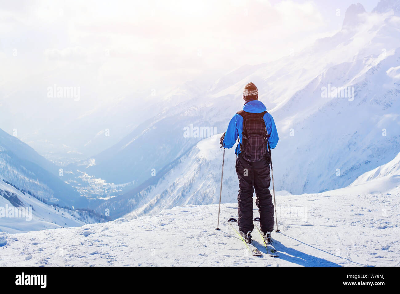 Skifahren in den Alpen, Skifahrer auf Hintergrund der Berge bei Sonnenuntergang Stockfoto