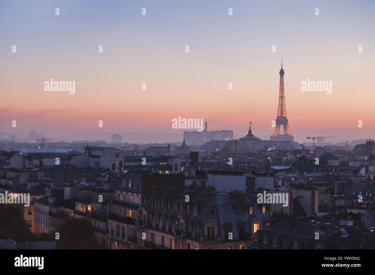 schöner Blick auf den Sonnenuntergang der beleuchtete Eiffelturm und Panorama von Paris, Frankreich Stockfoto