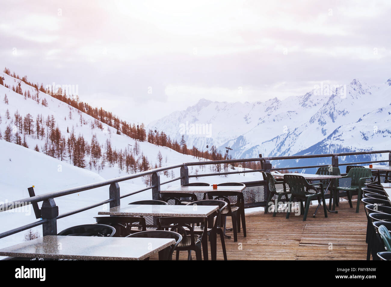 Restaurant mit Blick auf Winterberge, Café Dachterrasse auf Ski-station Stockfoto