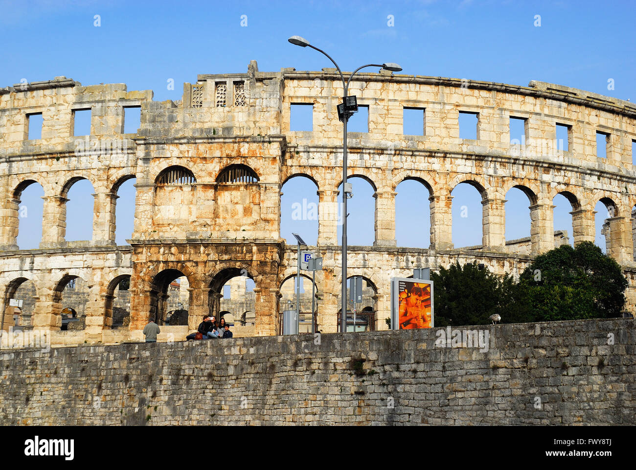 Pula, Istrien, Kroatien. Die Arena in Pula ist der Name des Amphitheaters befindet sich in Pula, Kroatien. Die Arena ist das einzige verbleibende römische Amphitheater, vier Seitentürme haben und mit allen drei römische architektonische Aufträge vollständig erhalten. Es wurde in 27 v. Chr. – 68 n. Chr. erbaut und zählt zu den sechs größten römischen Arenen in der ganzen Welt zu überleben. Ein seltenes Beispiel unter die 200 römischen Amphitheatern zu überleben, es ist auch das am besten erhaltene antike Monument in Kroatien. Die Arena dient als Veranstaltungsort für viele Konzerte. Stockfoto