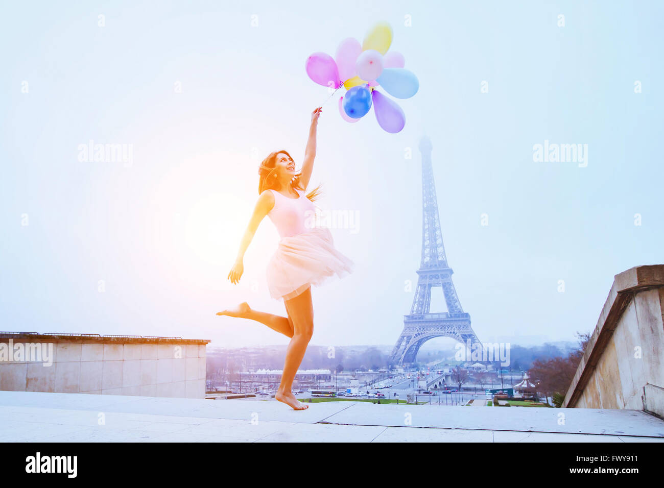 Traum-Reisen, Mädchen mit Luftballons springen in der Nähe von Eiffelturm in Paris Stockfoto