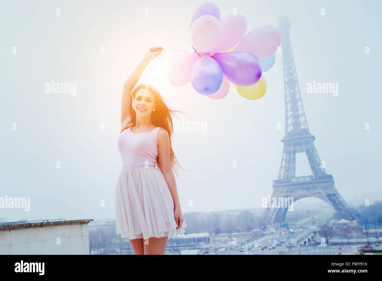 Urlaub in Paris, bunte Träume, fröhliches Mädchen mit Luftballons in der Nähe von Eiffelturm Stockfoto