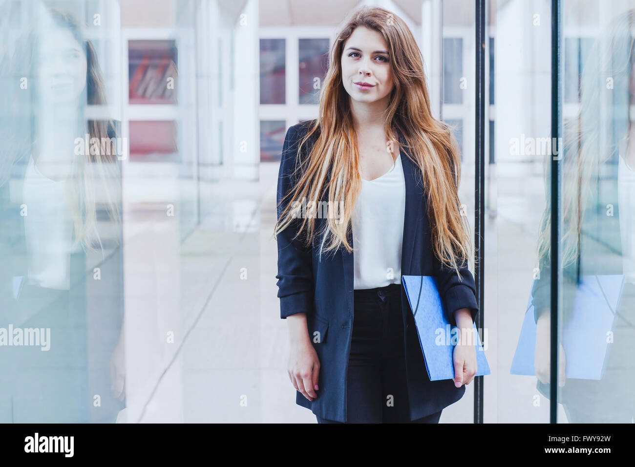 Porträt des Business-Frau in die Kamera schaut Stockfoto