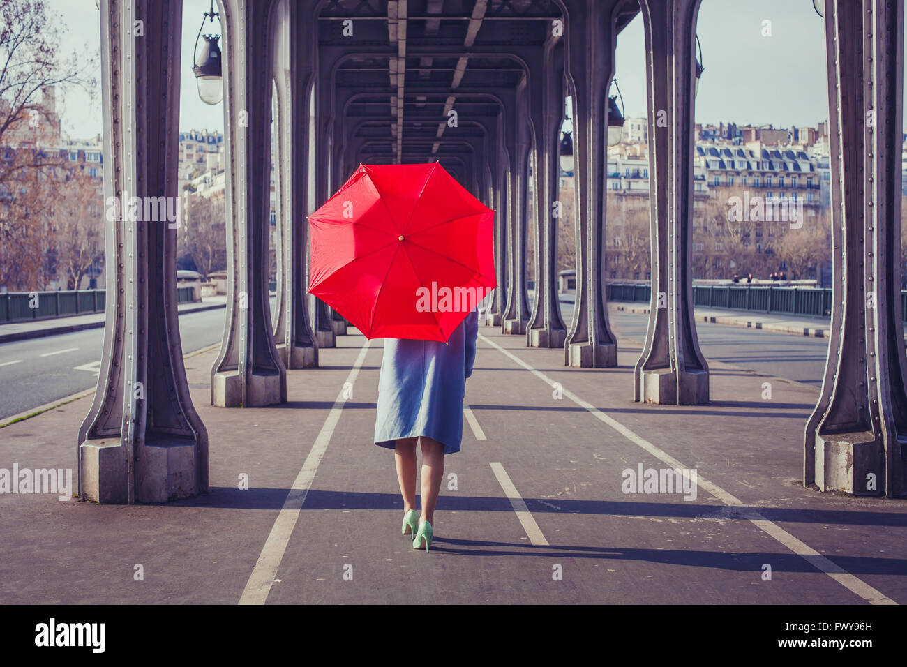 Mode Frau mit roten Regenschirm auf der Straße in Paris Stockfoto