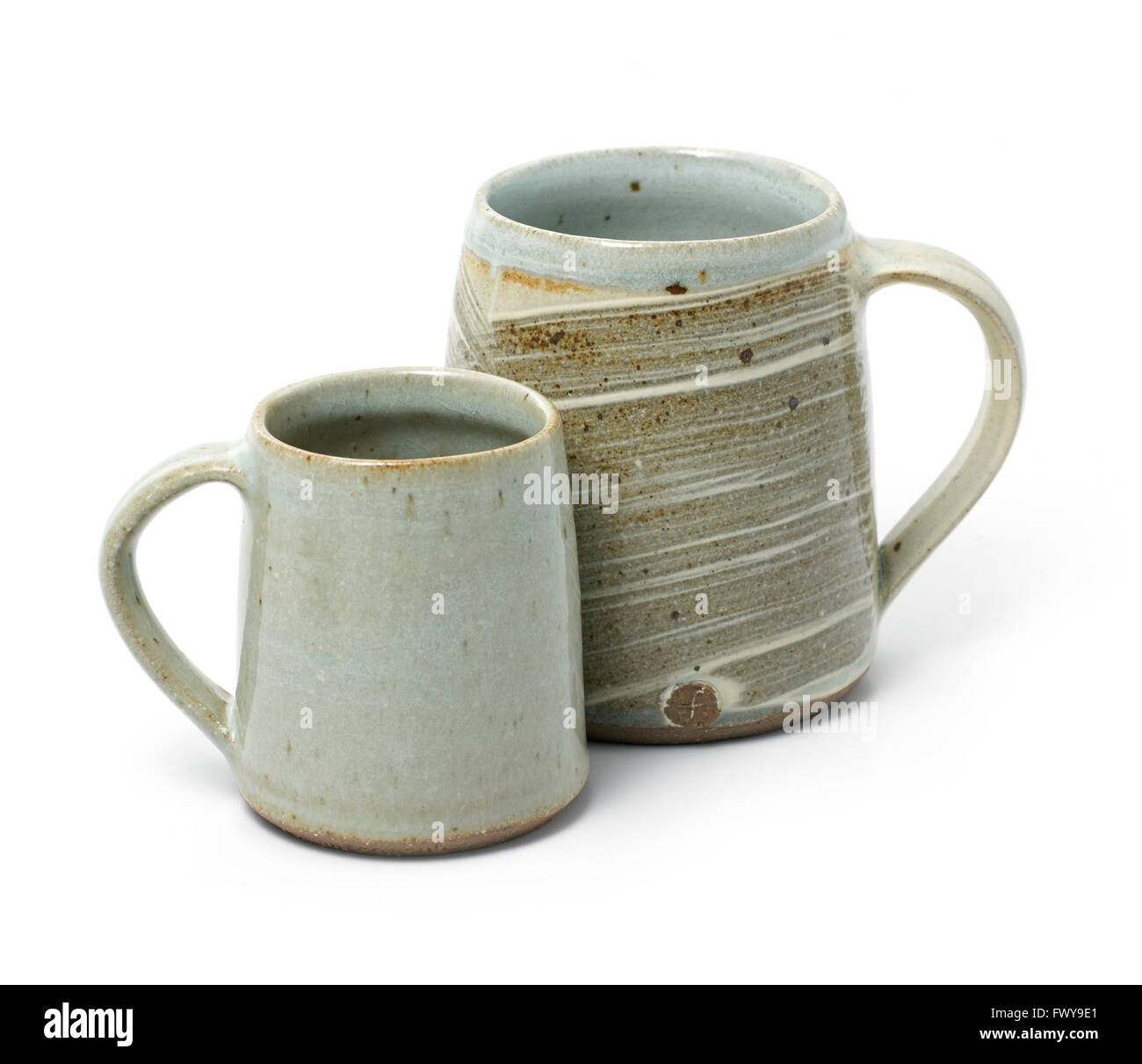 Zwei große und kleine graue China Steingut Tassen weißer Hintergrund Stockfoto