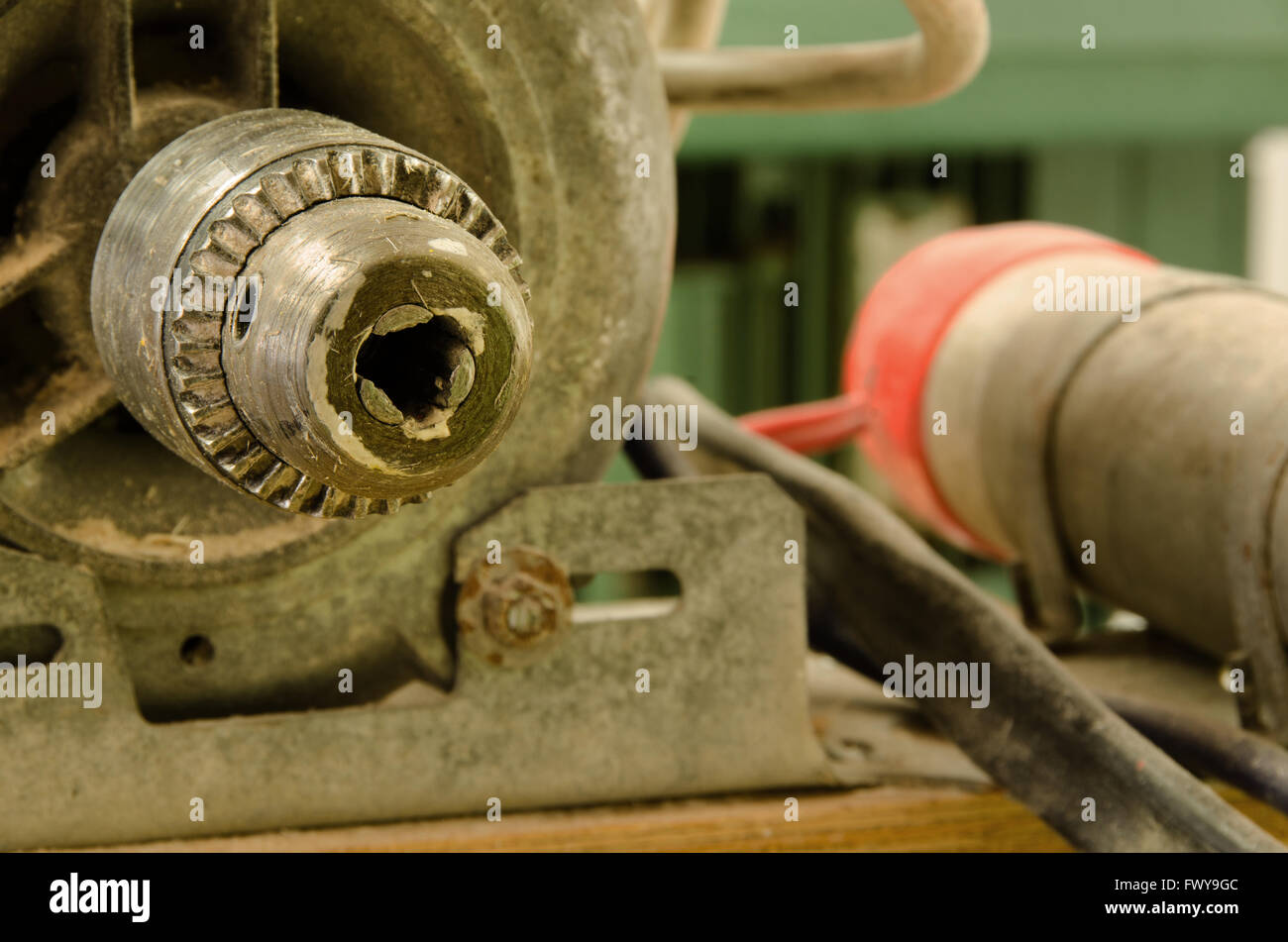 Gebrauchte Werkzeug in der Werkstatt mit Rotateing Rad. Stockfoto