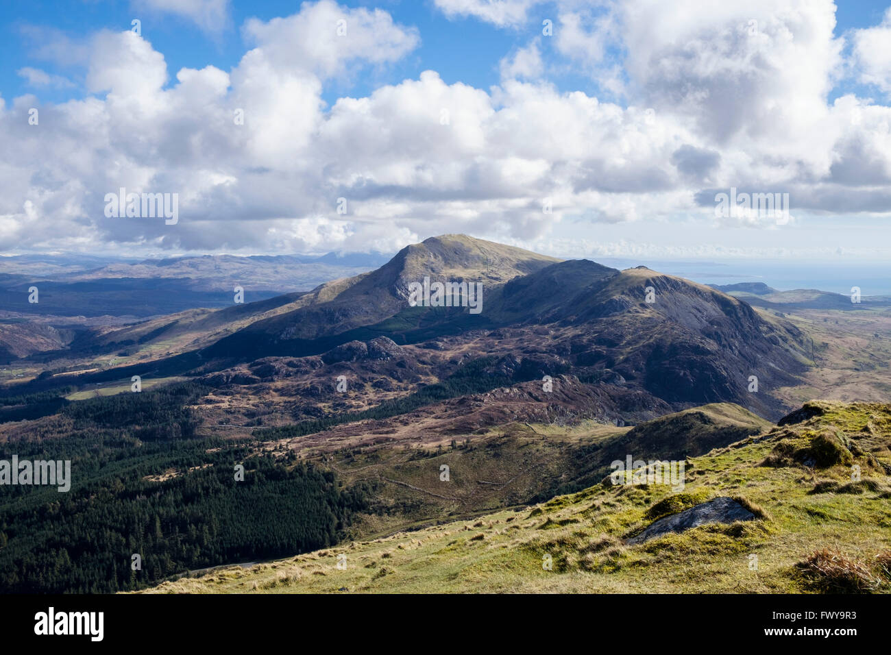 Blick Süden über felsige Hochland Moel Hebog aus Mynydd Drws-y-Coed auf Nantlle Ridge in Berge von Snowdonia-Nationalpark. G Stockfoto