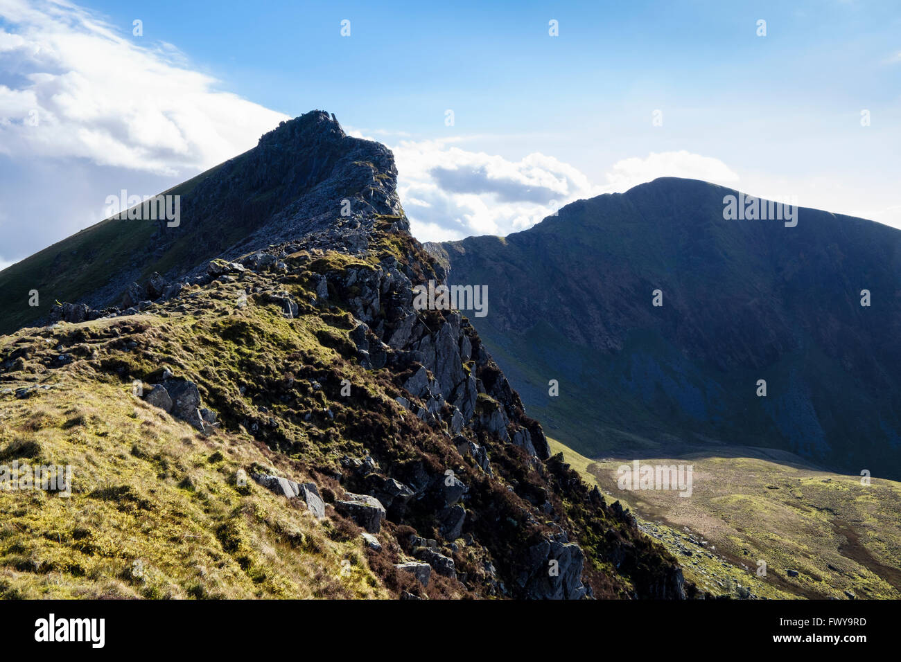 Felsigen Gipfel des Mynydd Drws-y-Coed mit Trum y Ddysgl jenseits auf der Nantlle Ridge in den Bergen von Snowdonia National Park (Eryri) Wales UK Stockfoto