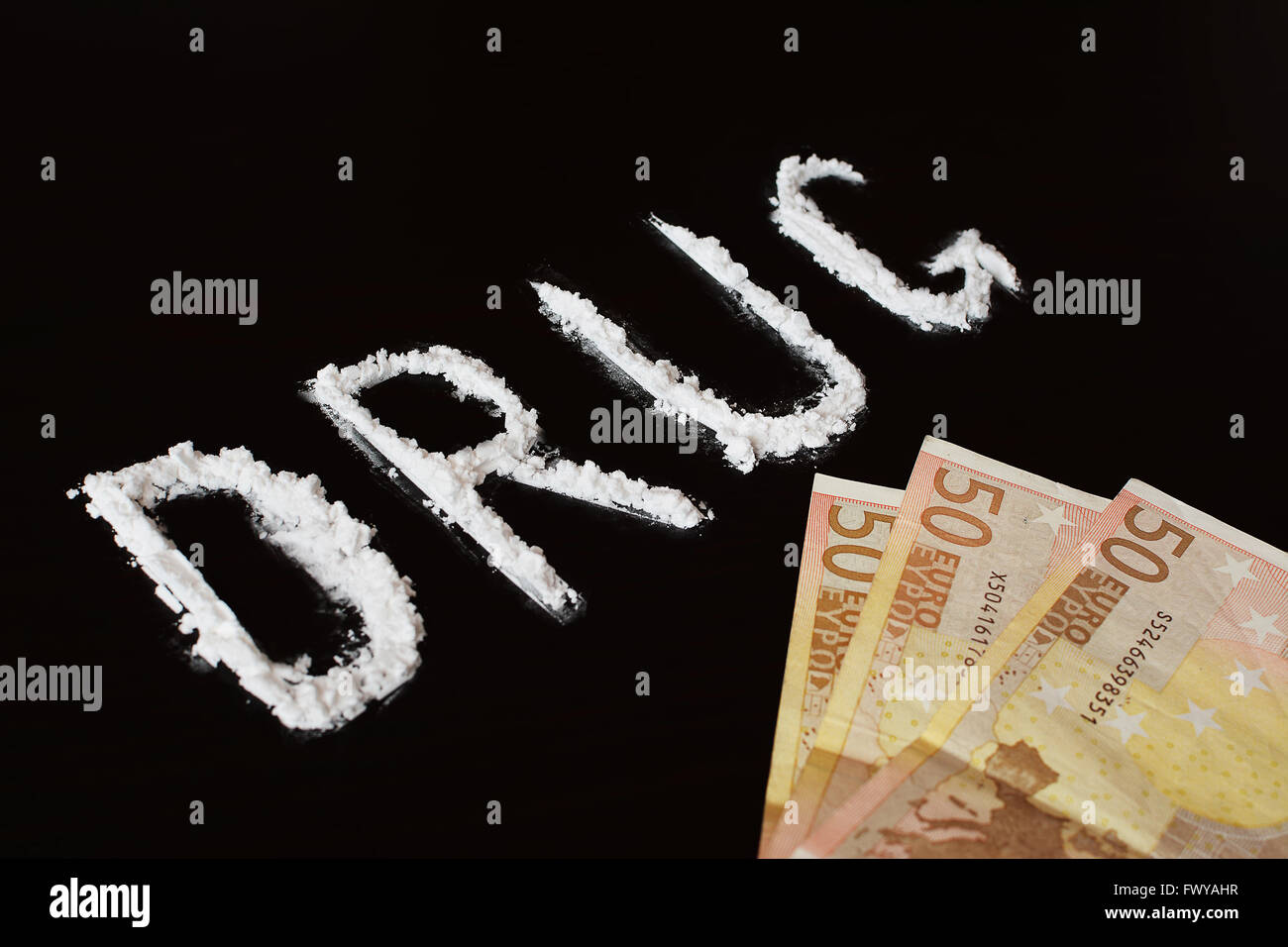 Text-Medikament mit Kokainpulver und Geld Stockfoto