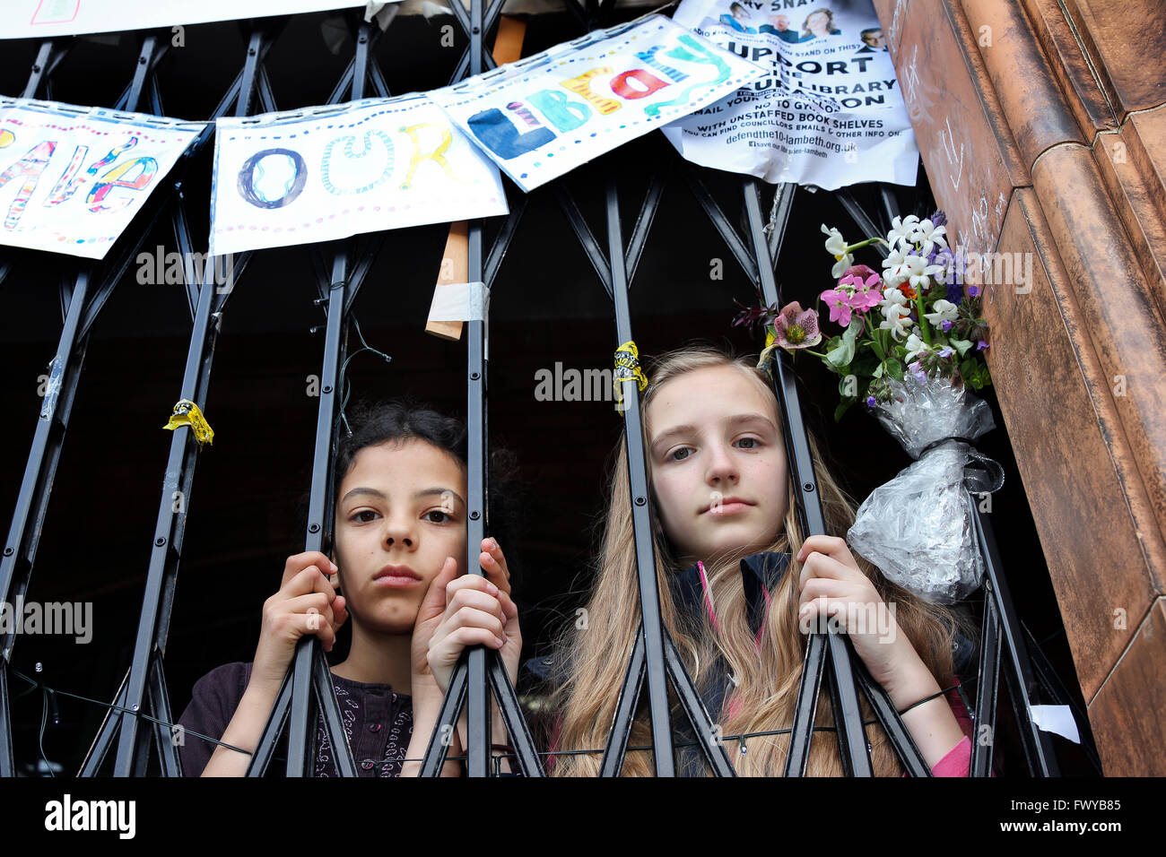 Aktivisten gegen die Schließung von Lambeth Rat der Carnegie-Bibliothek in Herne Hill, South London. Stockfoto