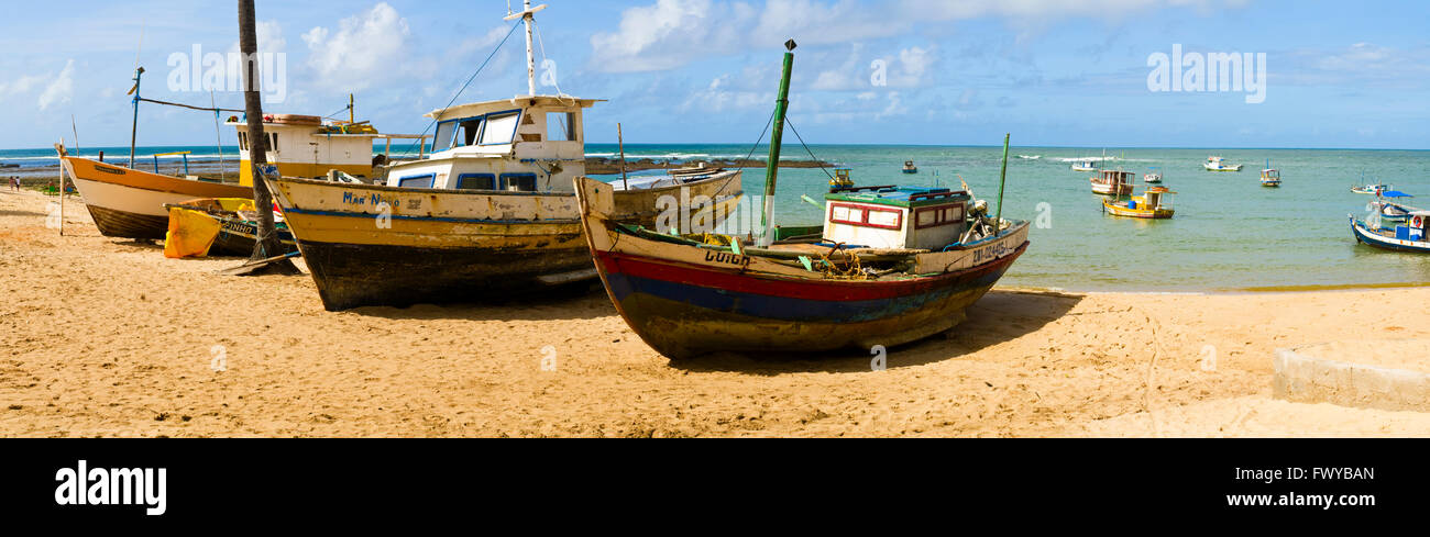 Fischerboot am Sandstrand in Praia do Forte, Bahia, Brasilien Stockfoto