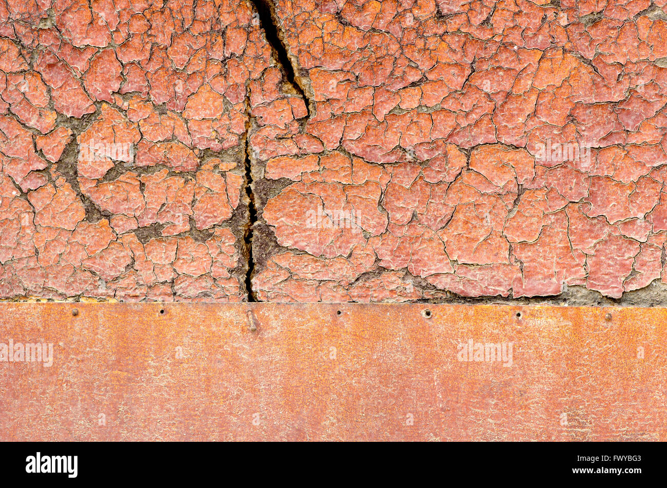 Alte Orange beschädigte Oberfläche von Holz und Eisen Schreibtisch. Stockfoto
