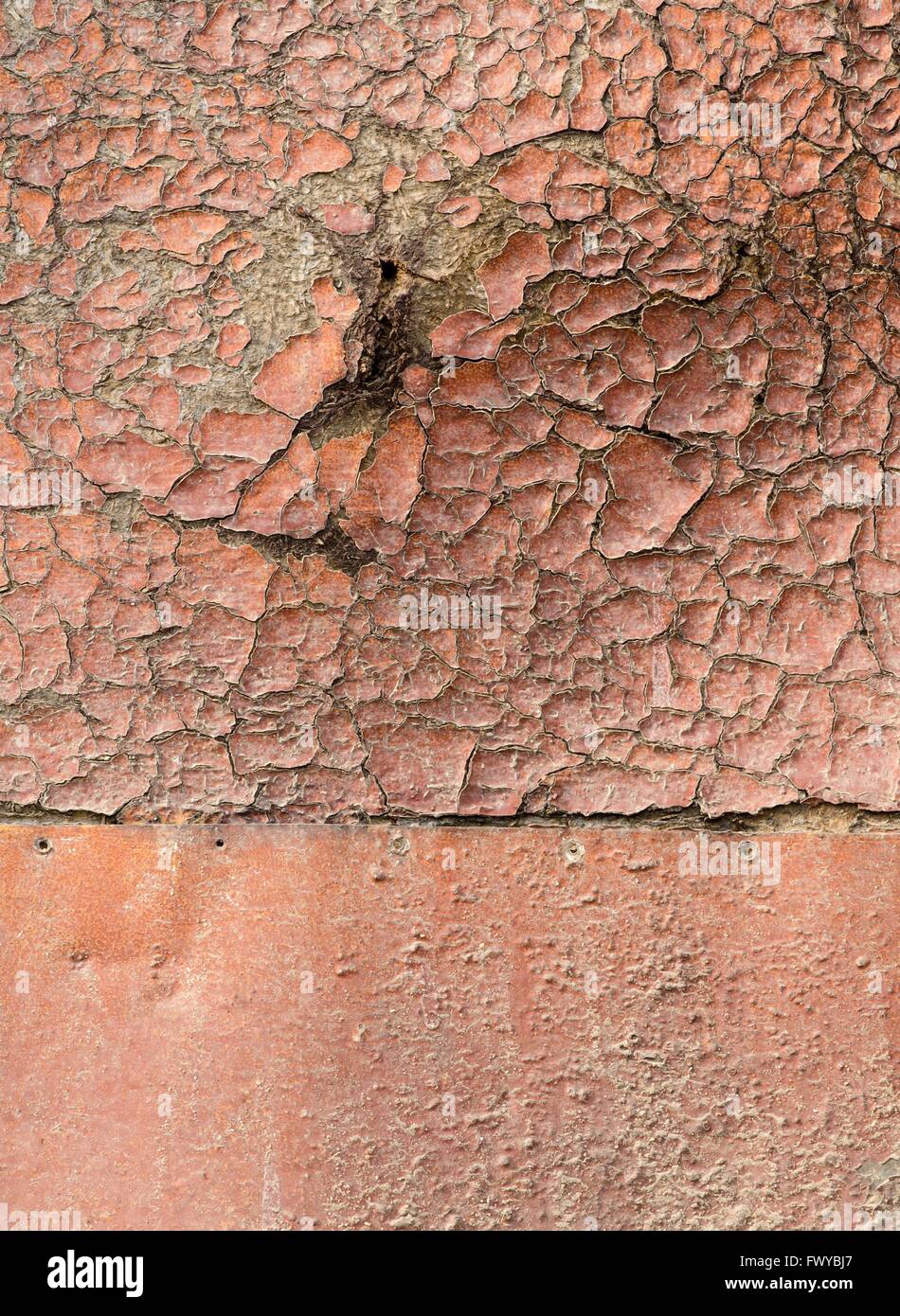 Alte Orange beschädigte Oberfläche von Holz und Eisen Schreibtisch. Stockfoto