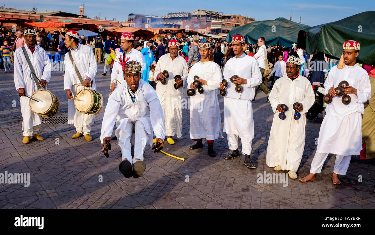 Männer, Schlagzeug zu spielen und einen traditionellen Tanz in den Jemaa el Fna, Marrakesch, Marokko, Nordafrika Stockfoto