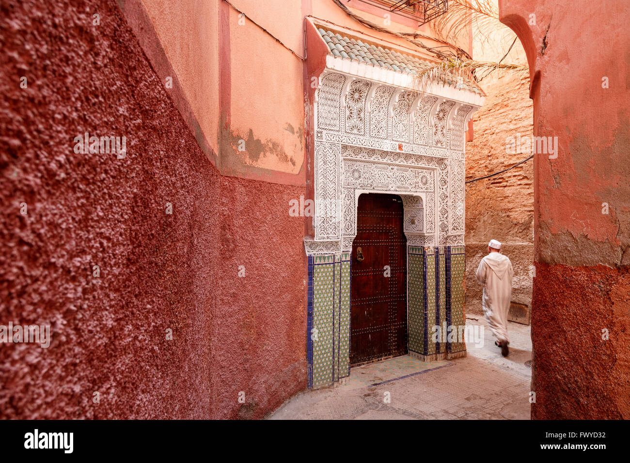 Schmale Gasse in der Medina von Marrakesch, Marokko Stockfoto