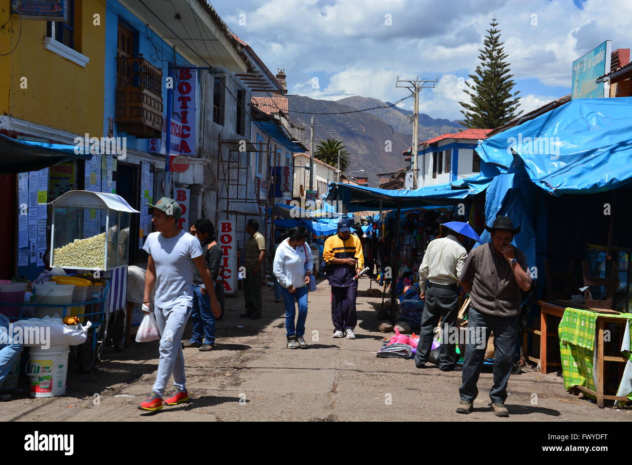 Straßenmarkt in Urubamba Peru, wo Sie alles von Kartoffeln zu Spielzeug kaufen können. Stockfoto