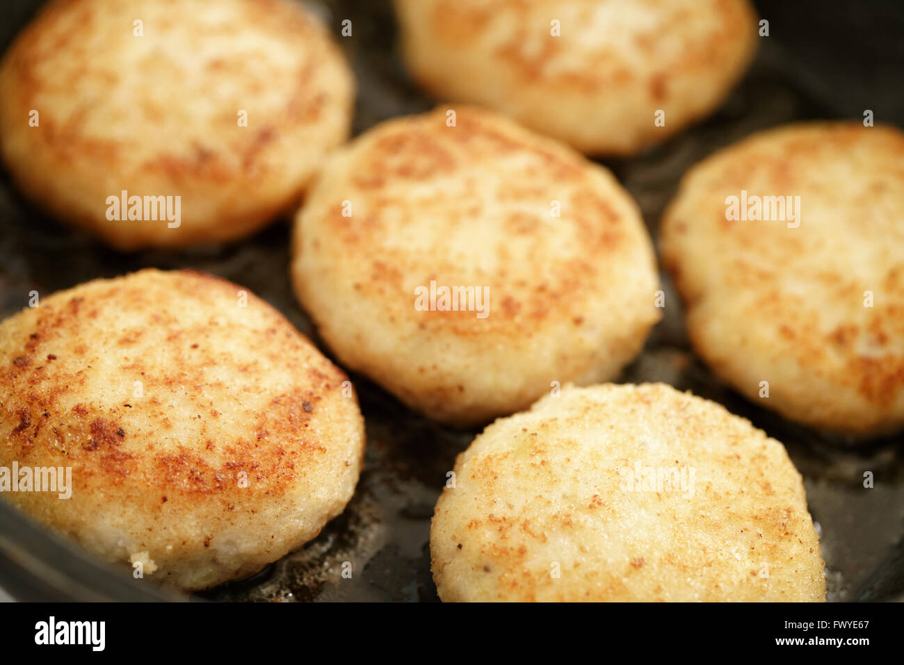 gebratenen Fisch Kuchen auf Pfanne vorbereiten Stockfoto