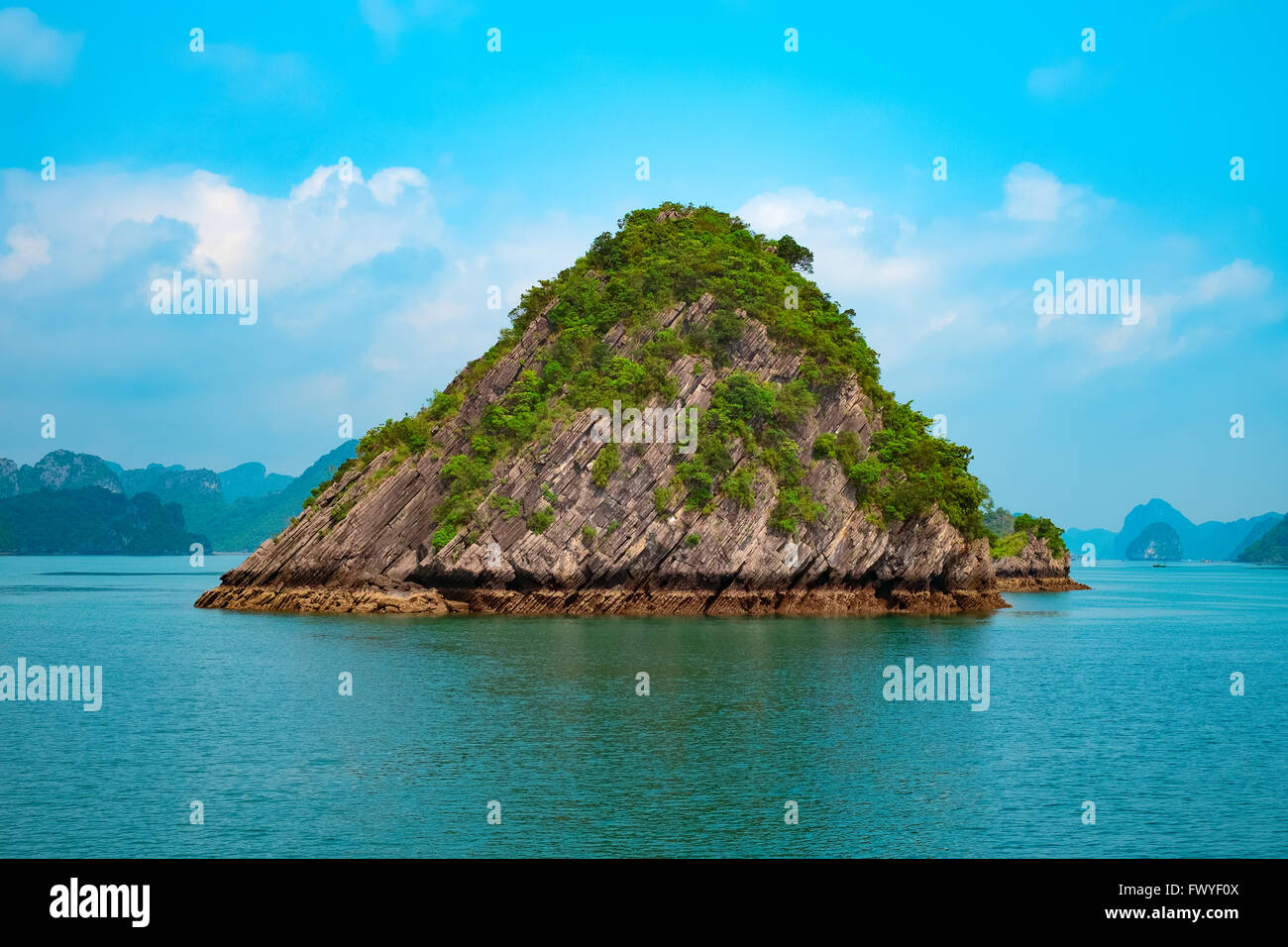 Malerische Aussicht auf Berg-Inseln in der Halong Bucht, Vietnam, Südostasien Stockfoto