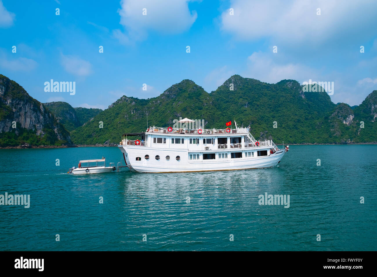 Cruise Boot in der Halong Bucht, Vietnam, Südostasien Stockfoto
