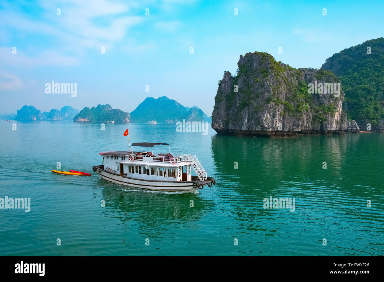 Cruise Boot in der Nähe von Felsinseln in Halong Bucht, Vietnam, Südostasien Stockfoto
