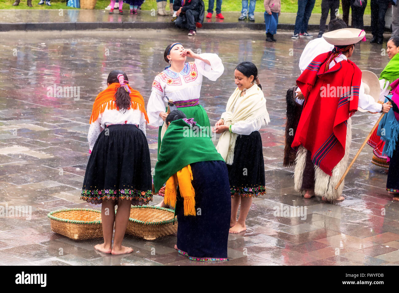 Ingapirca, Ecuador - 20. Juni 2015: unbekannte Gruppen indigener Völker feiern Geschenke von Mutter Erde, Inti Raymi Stockfoto