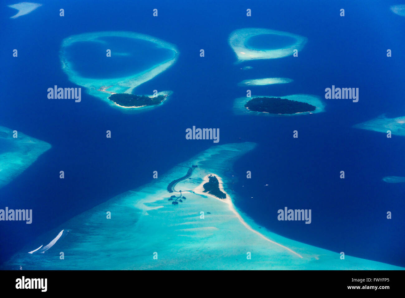 Luftaufnahme von Atollen im Ozean, Malediven Stockfoto