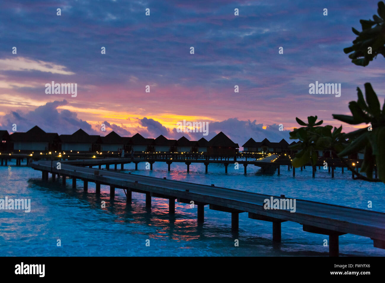 Blick auf den Sonnenuntergang der Anlage direkt am Strand, Malediven Stockfoto