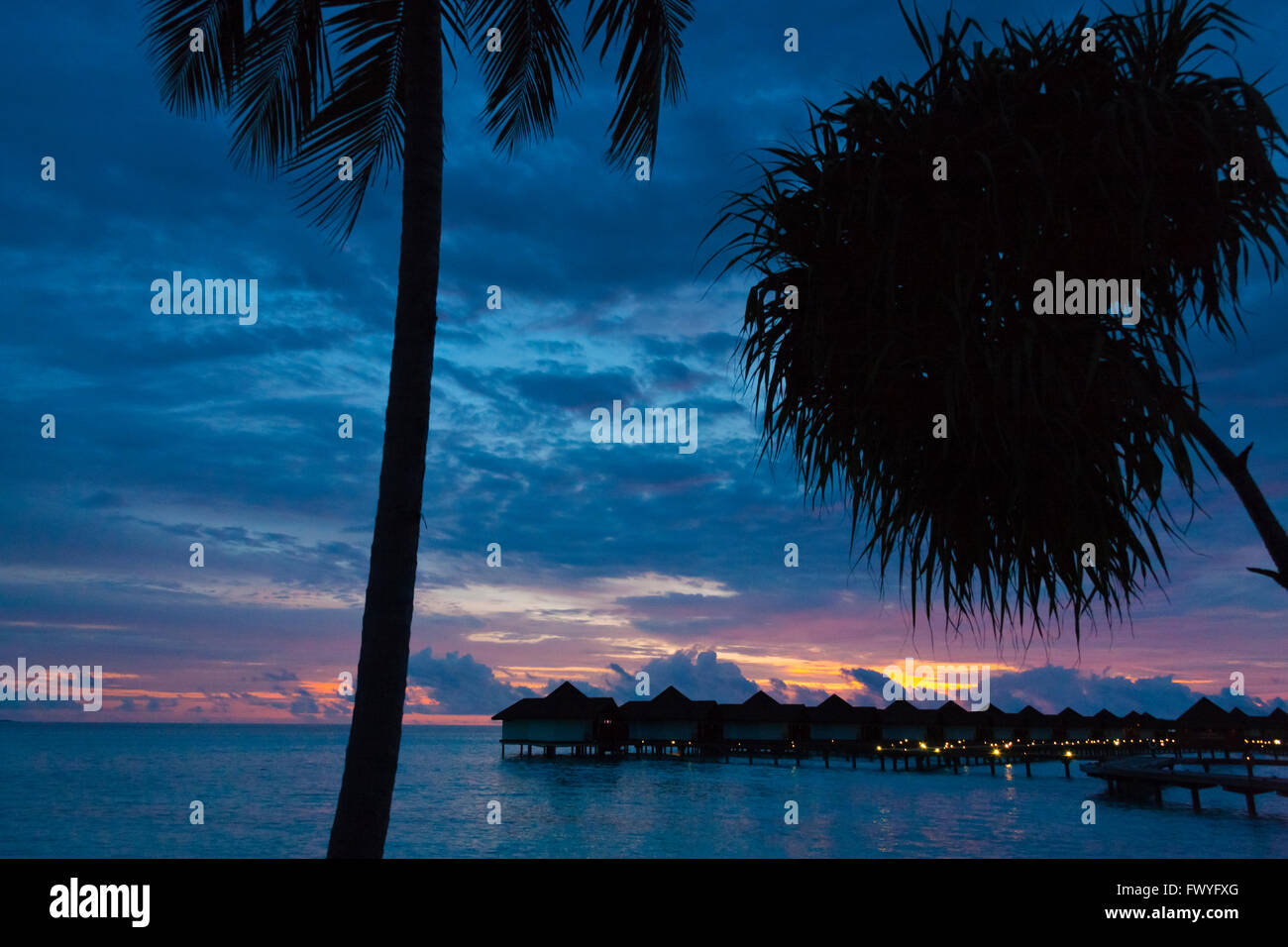 Blick auf den Sonnenuntergang der Anlage direkt am Strand, Malediven Stockfoto