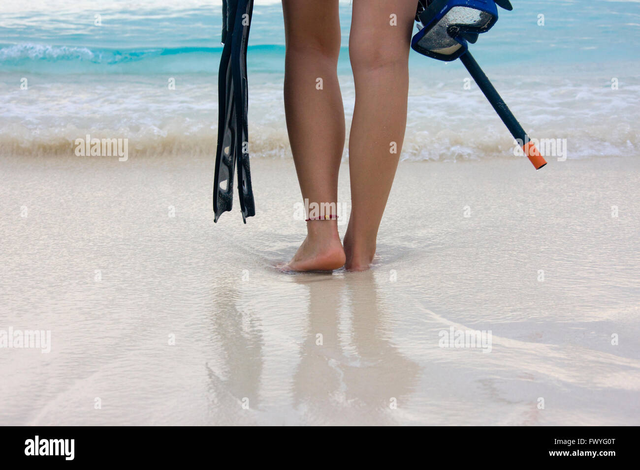 Mädchen mit Schnorchelausrüstung am Strand, Malediven Stockfoto
