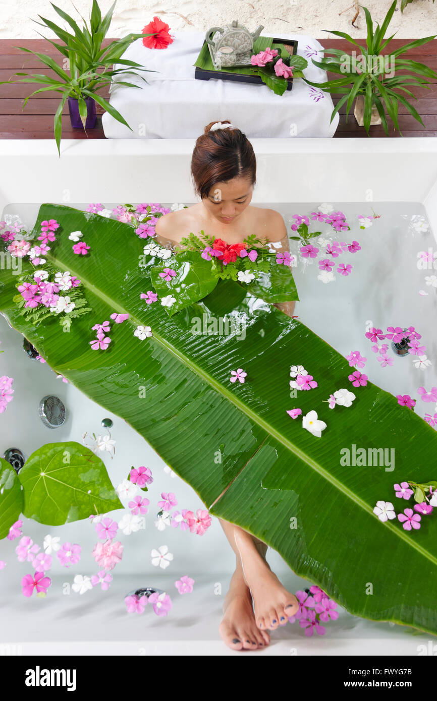 Frau Entspannung im Spa, Malediven Stockfoto