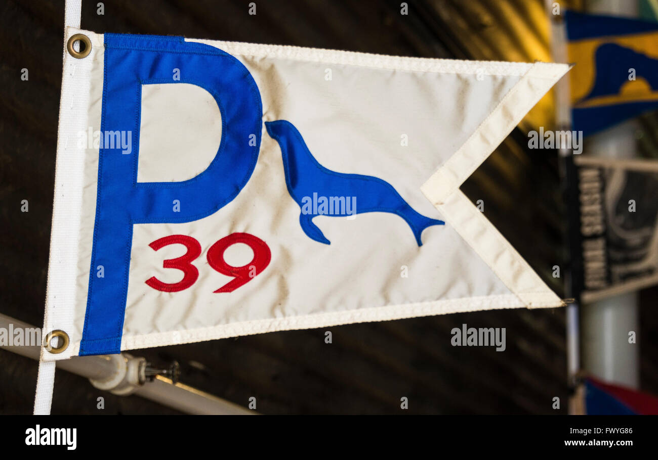 Flagge von Pier 39, Fischer &#39; s Wharf, Hafen, San Francisco, Kalifornien, USA Stockfoto