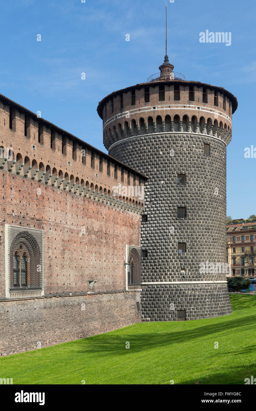 Verteidigung, Turm und Außenwände des Castello Sforzesco, Piazza Castello, Mailand, Italien Stockfoto