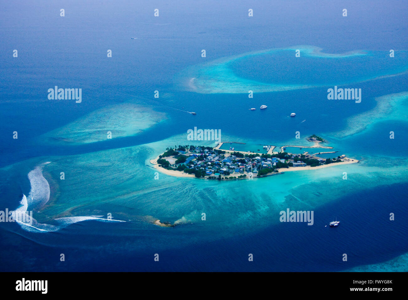 Luftaufnahme von Atollen im Ozean, Malediven Stockfoto