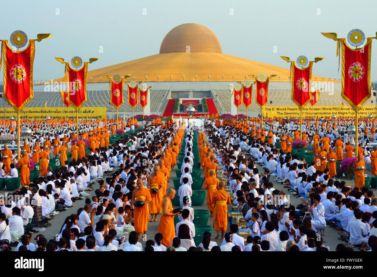 Makha Bucha Tag Magha Puja, Theravada buddhistischer Feiertag, Masse treffen mit Mönchen und religiöse Menschen in Wat Phra Dhammakaya Stockfoto