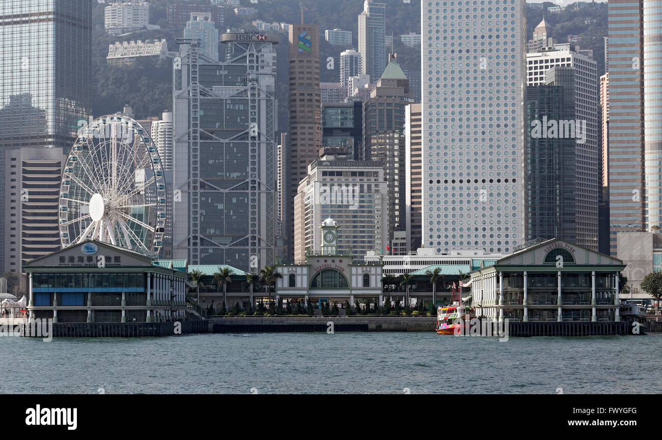 Skyline mit Central Pier und Hong Kong Riesenrad, Bezirk Central, Hong Kong Island, Hongkong, China Stockfoto