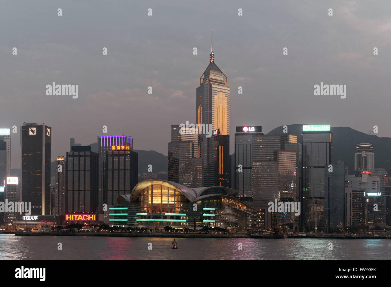 Skyline mit Hong Kong Convention and Exhibition Center und Wolkenkratzer Central Plaza, Twilight, Wan Chai Distrikt Stockfoto