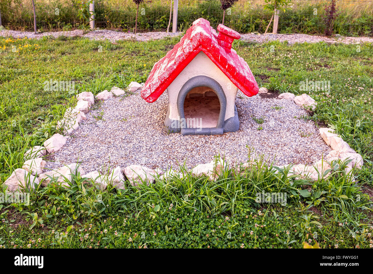 Hundehaus mit rotem Dach platziert auf dem Grab eines Hundes In einem Haustier-Friedhof Stockfoto