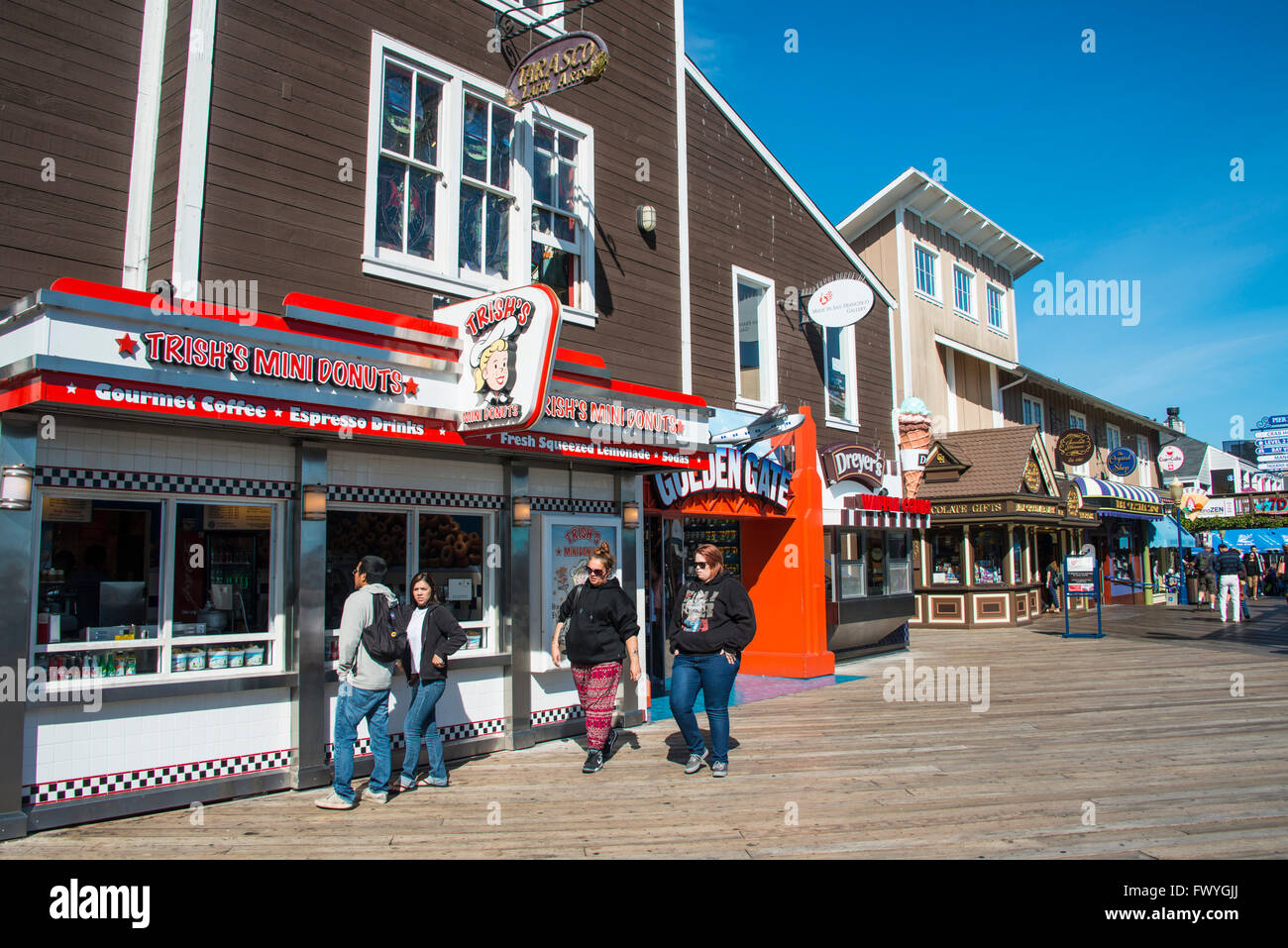 Geschäfte und Restaurants am Pier 39, Fischer &#39; s Wharf, Hafen, San Francisco, Kalifornien, USA Stockfoto