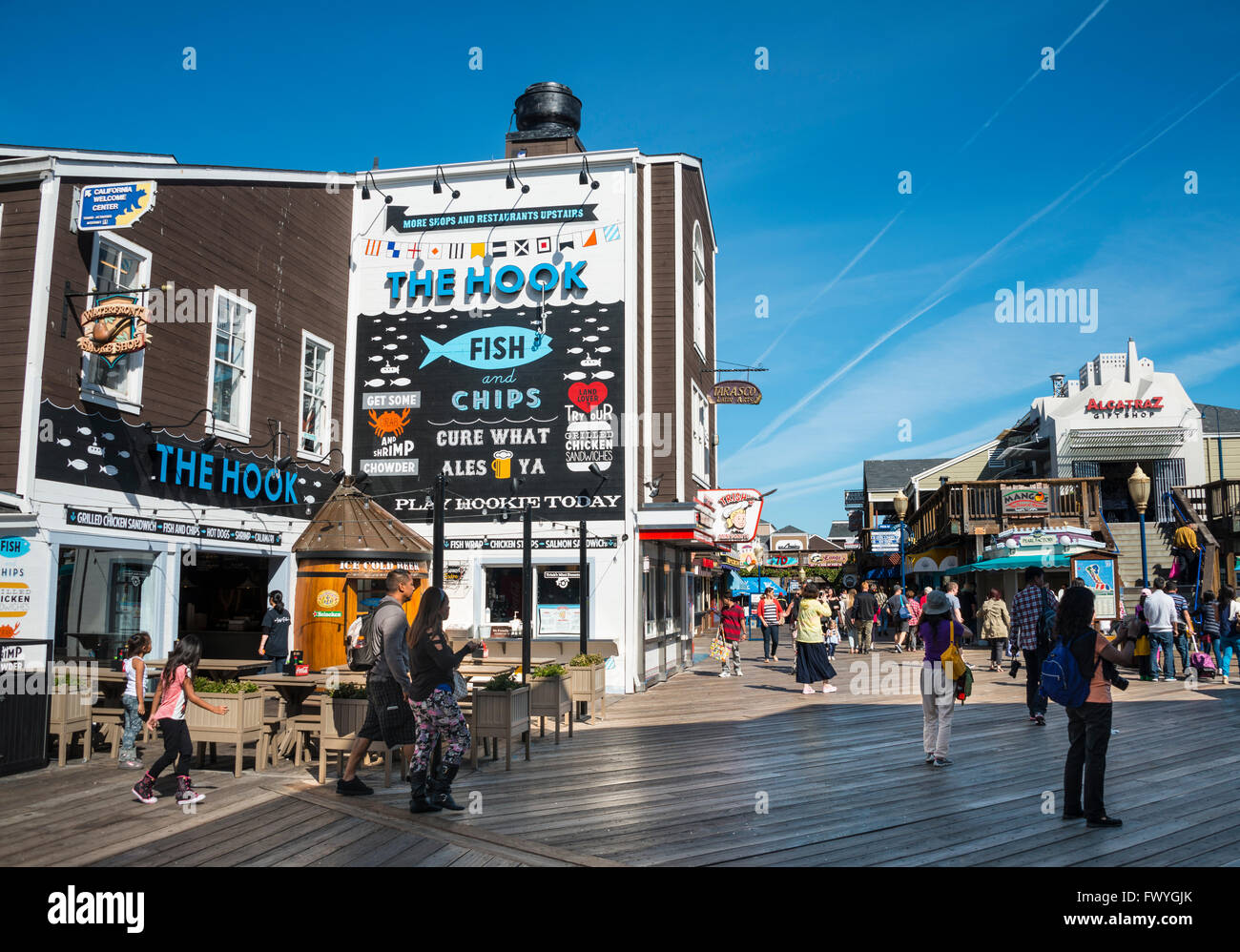 Geschäfte und Restaurants am Pier 39, Fishermans Wharf, Hafen, San Francisco, Kalifornien, USA Stockfoto