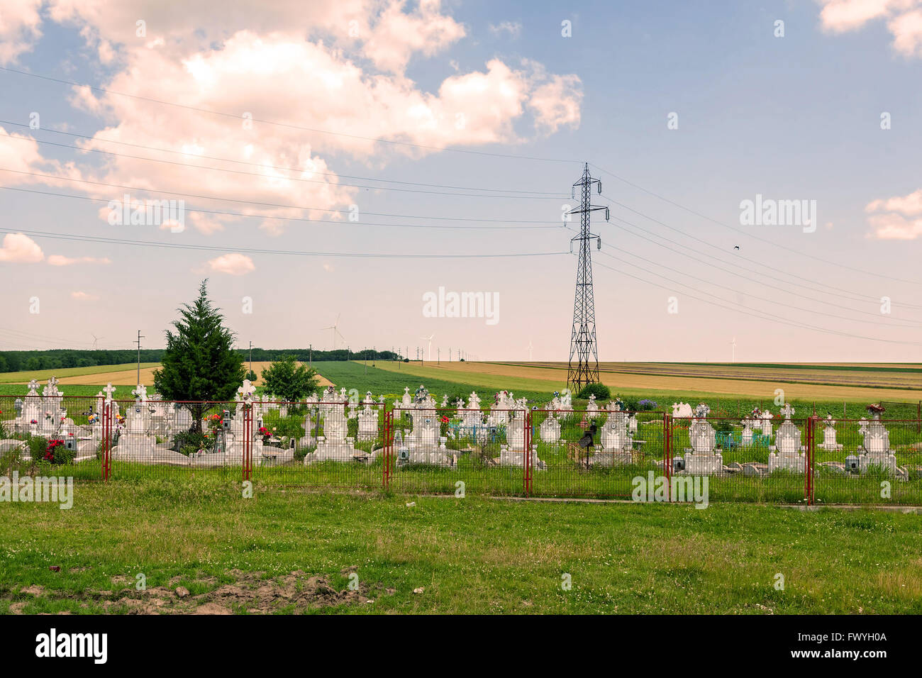 Friedhof In Calarasi County In den Ausläufern der Windturbinen, Rumänien, Osteuropa Stockfoto