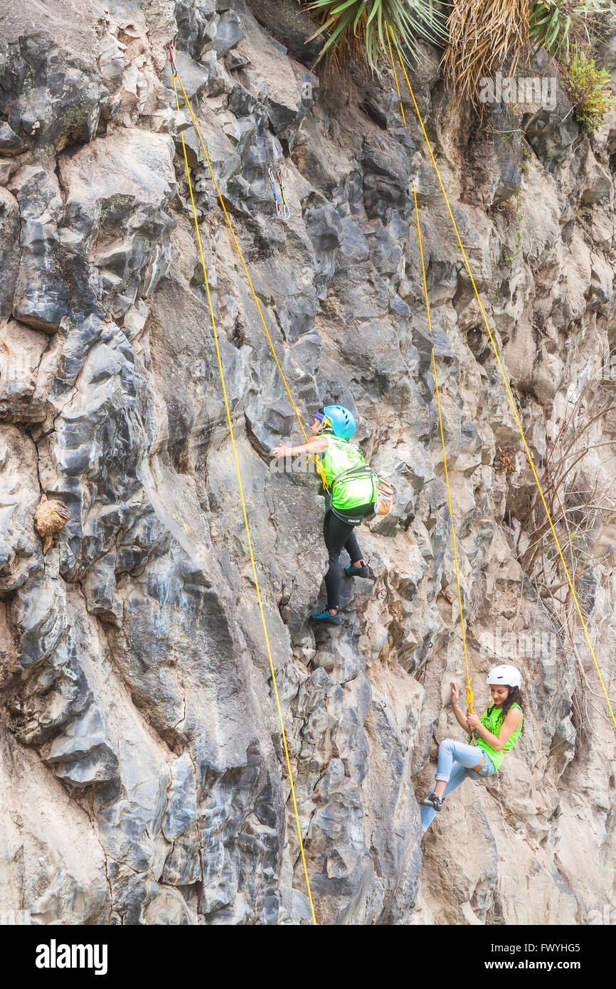 Banos, Ecuador - 30. November 2014: Basalt Herausforderung des Tungurahua, Hispanic Jugend Team Kletterer Durchführung einer Übung Klettern Stockfoto