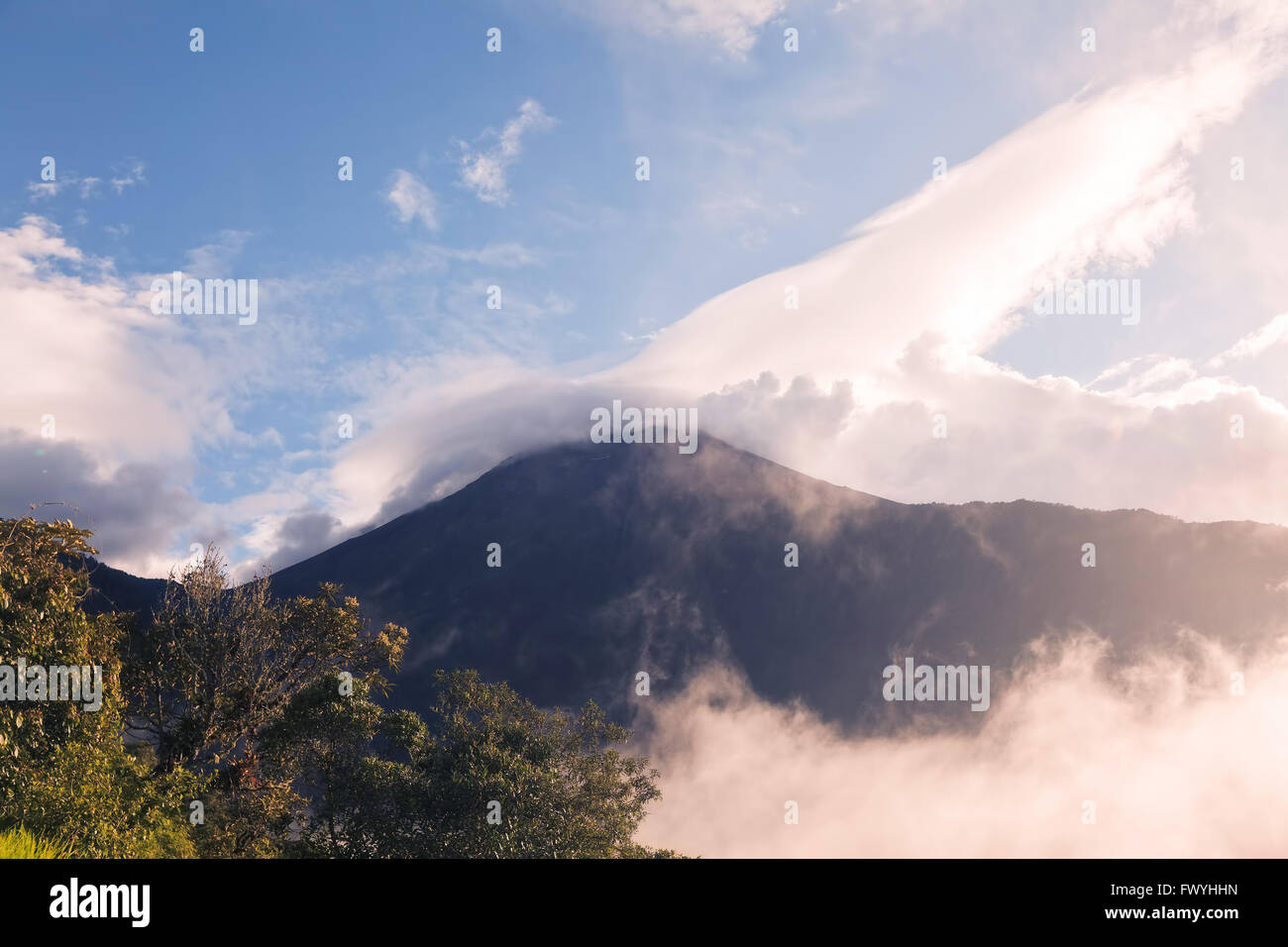 Vulkan Tungurahua Sonnenuntergang Explosion Blick von Casa Del Arbol, Ecuador Stockfoto