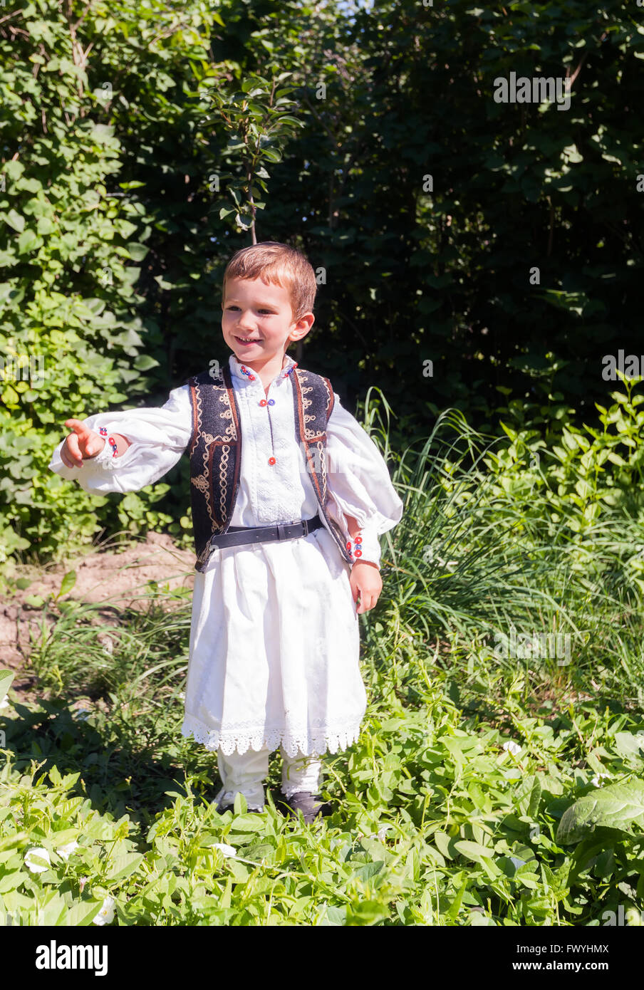Rumänischen Bauern Kind In rumänischer Tracht gekleidet Stockfoto