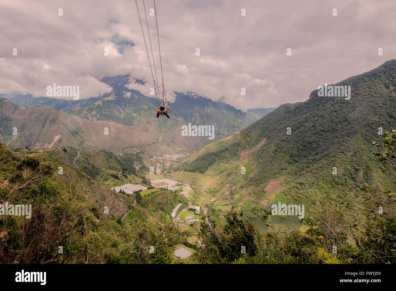 Mann schwingen auf einer Schaukel genannt Flug des Kondors, Banos De Agua Santa, Ecuador Stockfoto